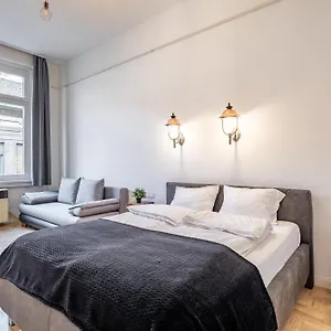 Luxurious At Center Apartament